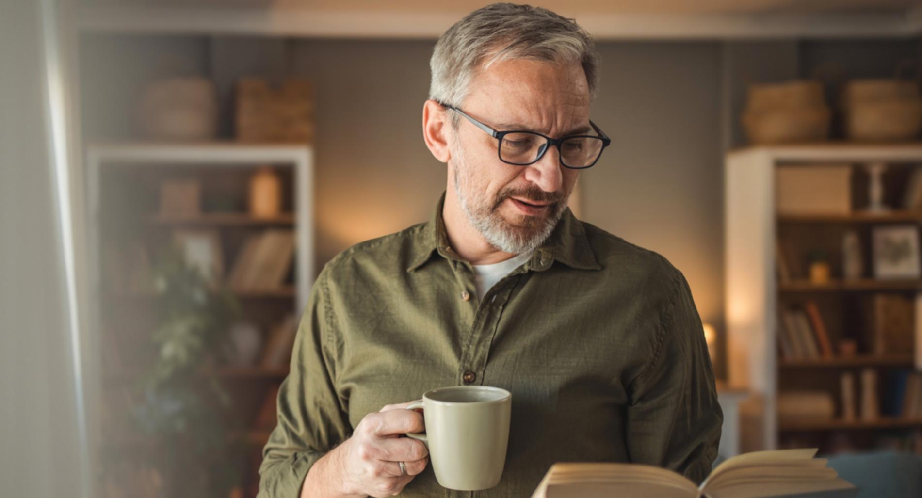 Workshop-Raum mit Teilnehmenden beim gemeinsamen Arbeiten an philosophischen Konzepten