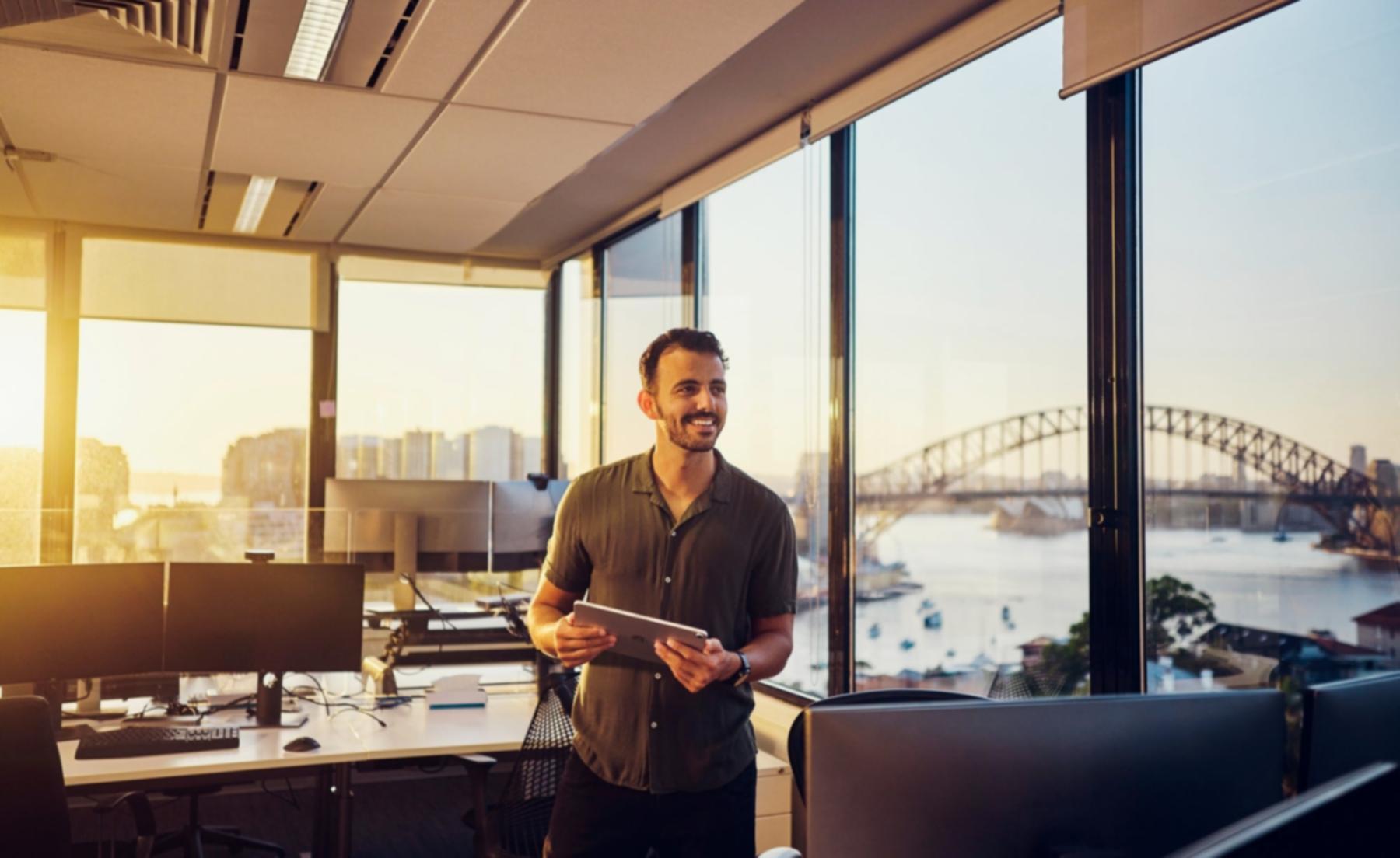 Gemütlicher Gesprächsraum mit bequemen Sesseln und Bücherregalen für philosophische Diskussionen