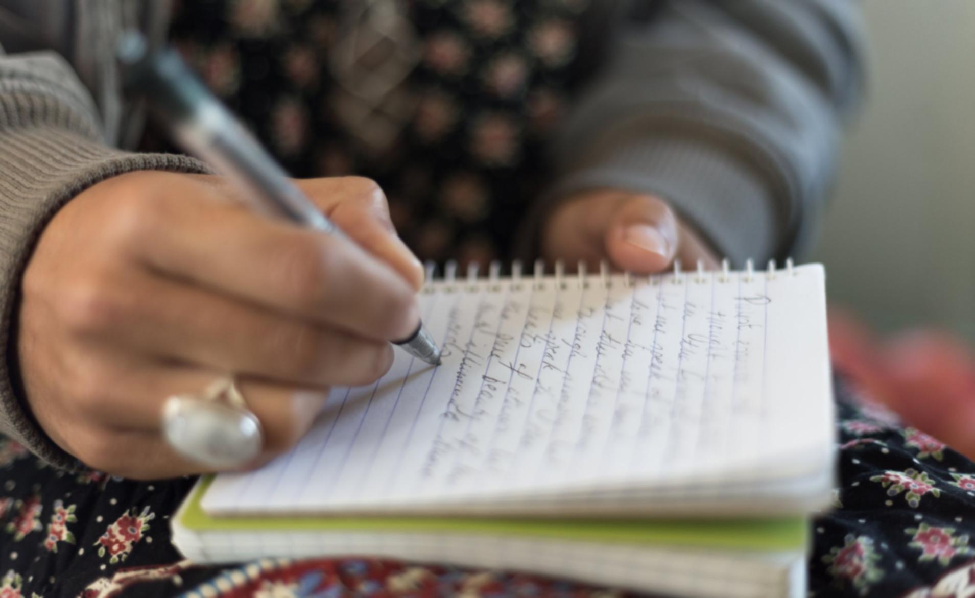 Gemeinsame Arbeit an philosophischen Fragestellungen in einem Workshop-Raum